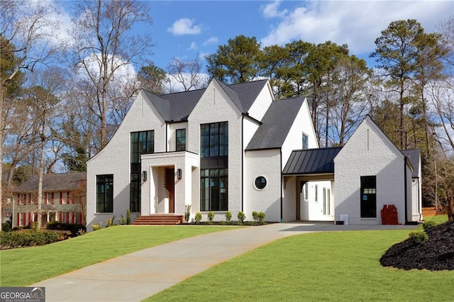 view of front facade featuring a front yard