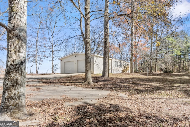 view of yard with a garage and an outdoor structure