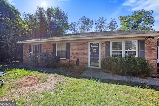 ranch-style house featuring a front lawn