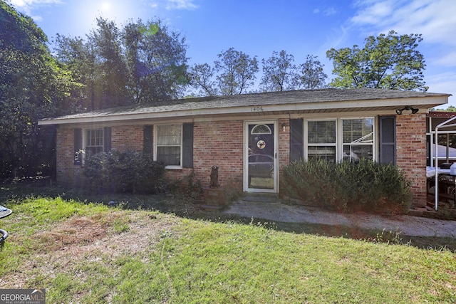 single story home featuring a front yard