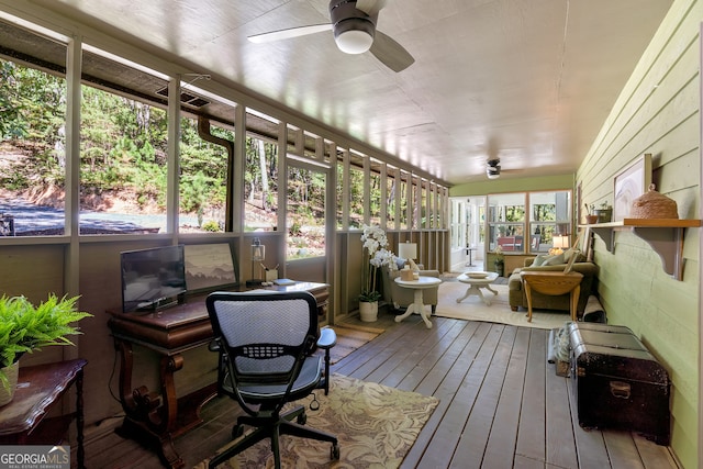 sunroom with ceiling fan