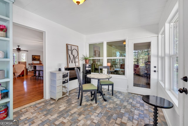 sunroom with ceiling fan