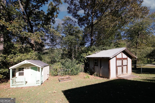 view of yard featuring a storage shed