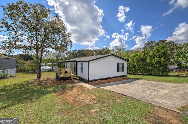 view of front of house featuring a front lawn