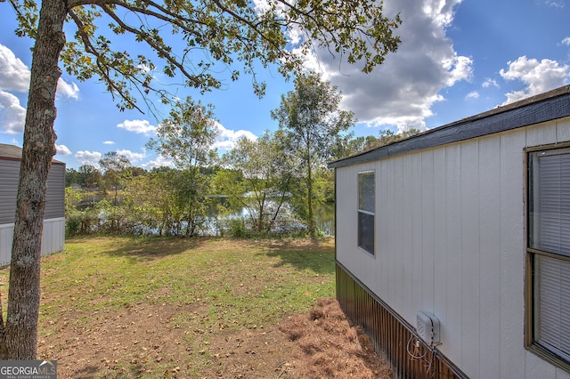 view of yard featuring a water view