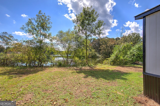 view of yard featuring a water view