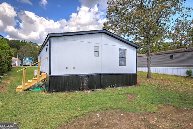 view of side of property featuring a lawn