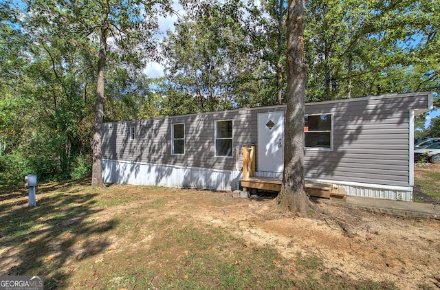 view of front of house with a front lawn