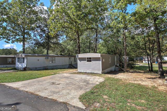 view of front of property featuring a front lawn