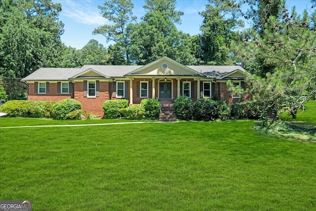 single story home featuring a front yard