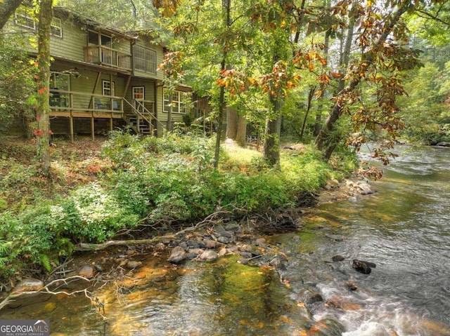 view of yard featuring a water view