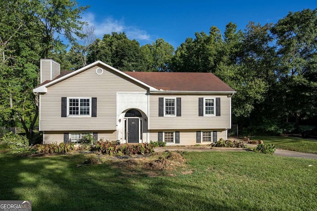 split foyer home featuring a front lawn