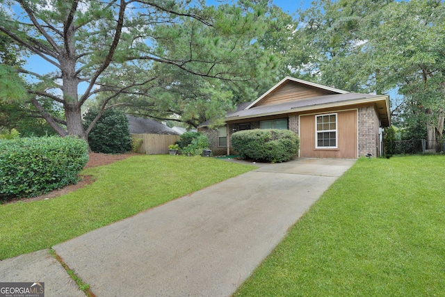 ranch-style house featuring a front yard