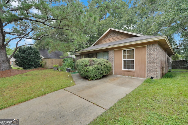 view of front of house with a front lawn