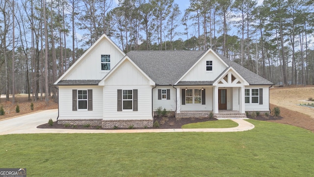 view of front of home featuring a front yard