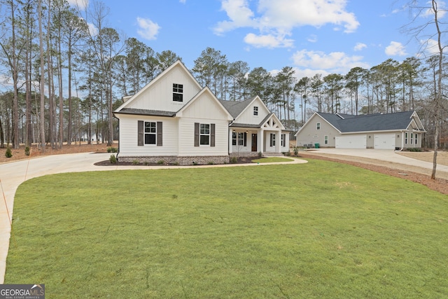 view of front facade with a front lawn