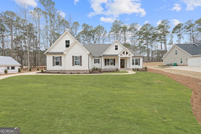 view of front of property with a front yard