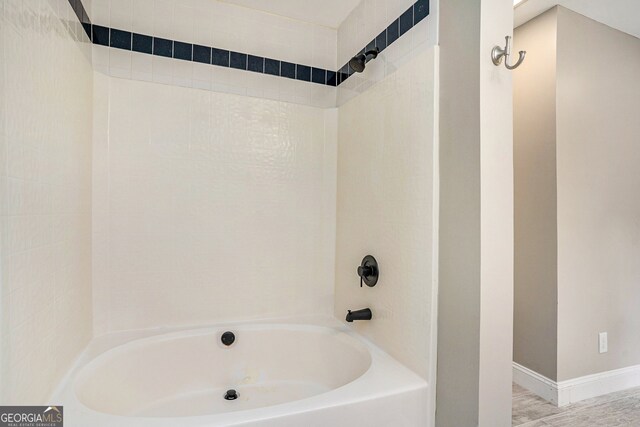 bathroom featuring tiled shower / bath combo