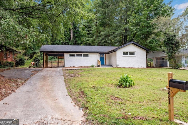 ranch-style home featuring a front lawn and a carport