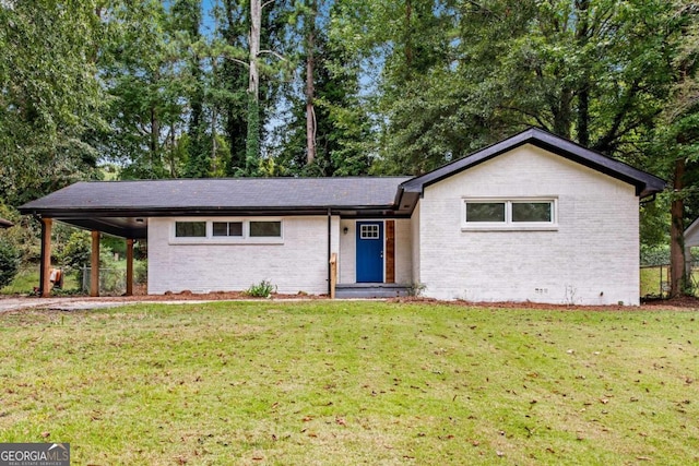 single story home featuring a front yard