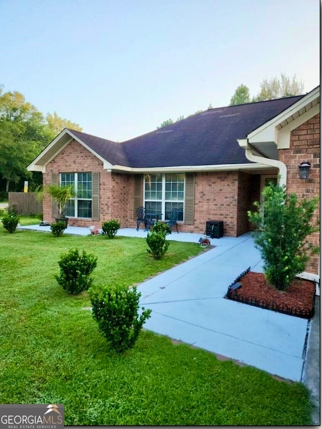 ranch-style home featuring a front yard