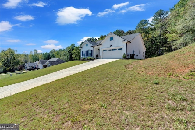 view of front of house featuring a front yard