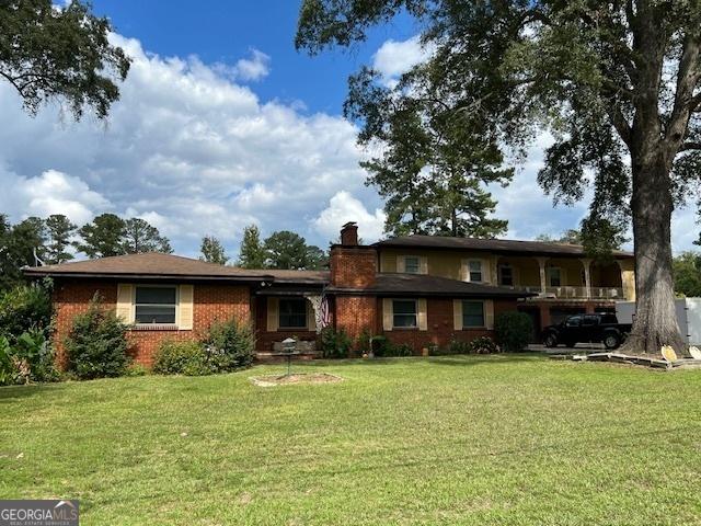 view of front of house featuring a front yard