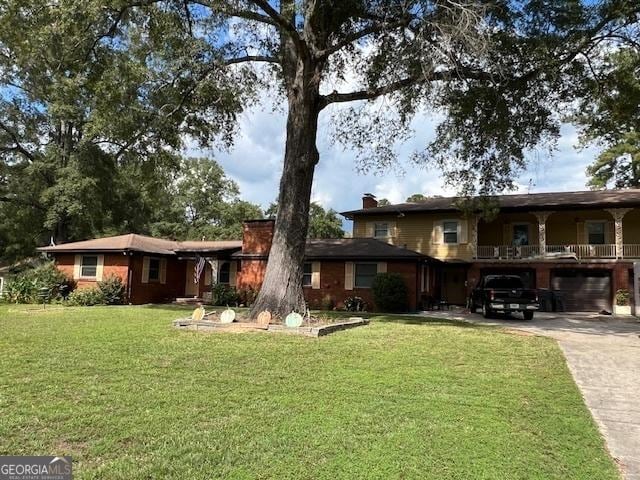 view of front of property featuring a front yard and a garage