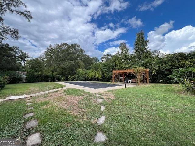 view of yard featuring a pergola