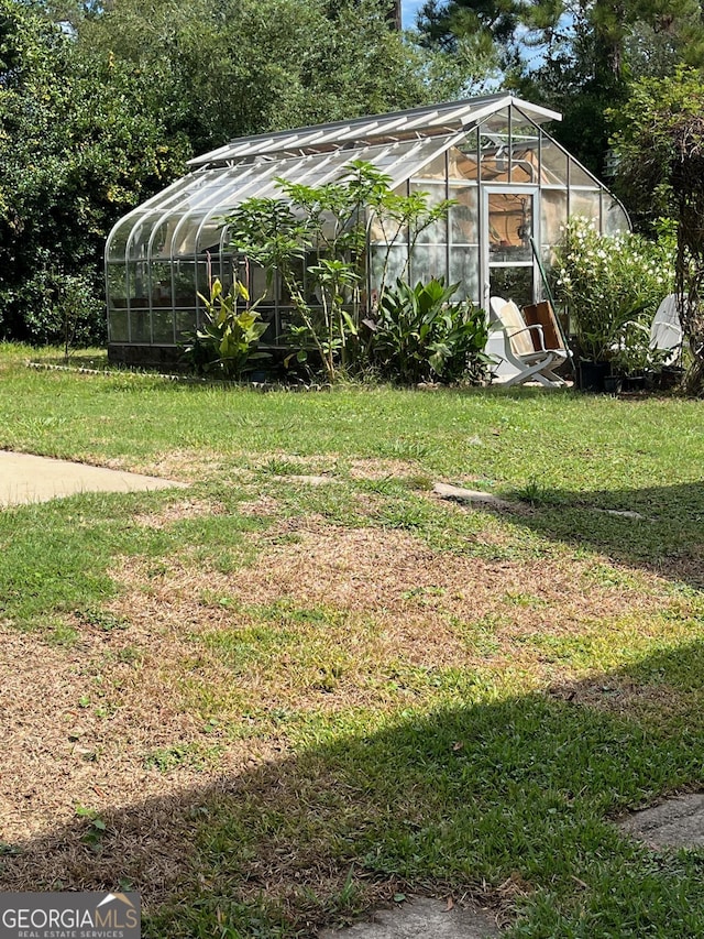 view of yard featuring an outbuilding