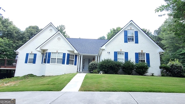 view of front facade featuring a front yard