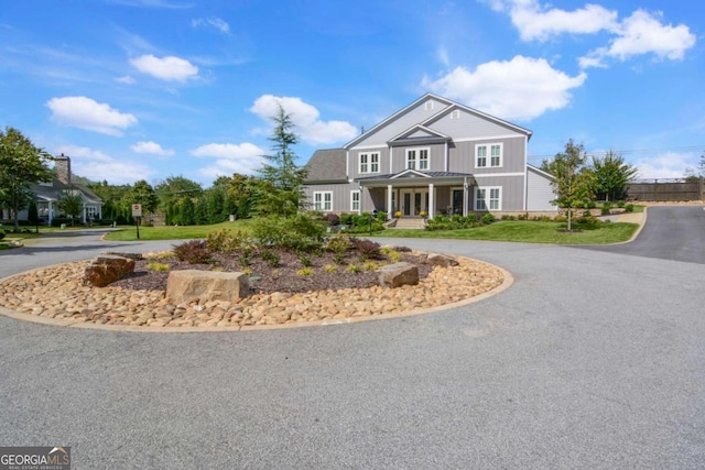 view of front facade featuring curved driveway