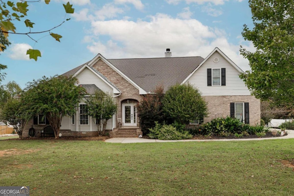 view of front of home featuring a front yard