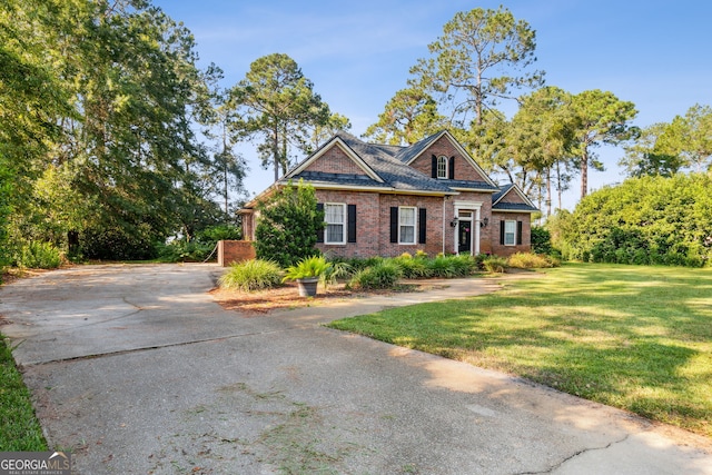 view of front facade with a front lawn