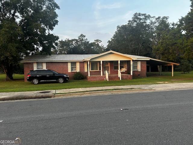 ranch-style home featuring a front lawn and a porch