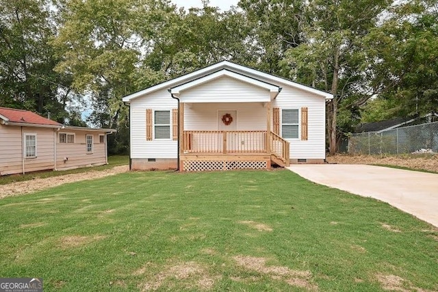 view of front facade featuring a front lawn, crawl space, and fence