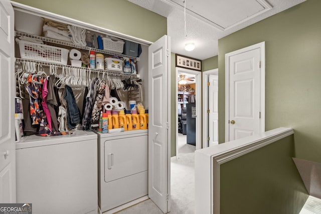 clothes washing area with carpet floors, a textured ceiling, ceiling fan, and washing machine and clothes dryer