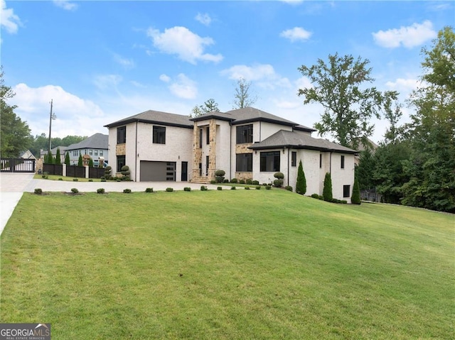 view of front of property featuring a front lawn