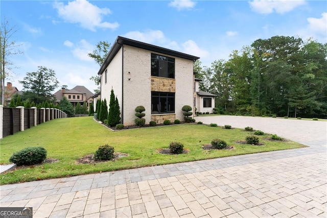 view of front facade featuring a front lawn