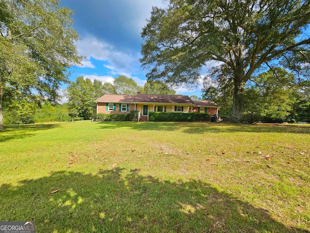 view of front facade with a front lawn