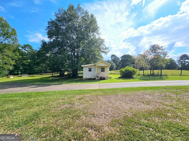 view of front of home featuring a front lawn