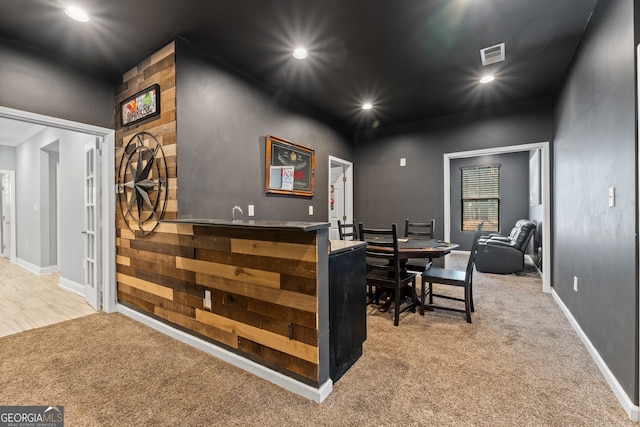 bar with carpet, indoor wet bar, visible vents, recessed lighting, and baseboards