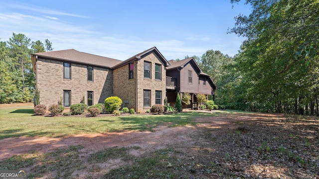 view of front of home featuring a front lawn and brick siding