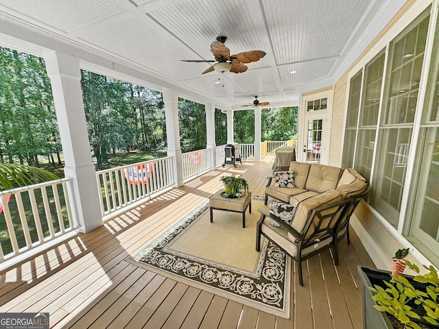 sunroom with ceiling fan