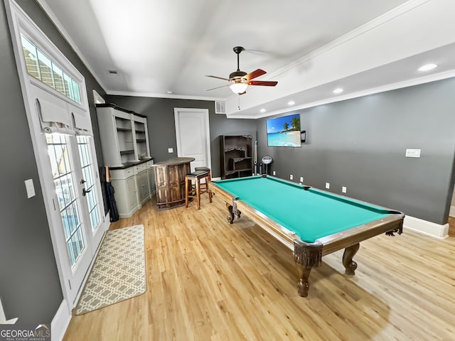 recreation room with billiards, ceiling fan, hardwood / wood-style flooring, bar, and ornamental molding