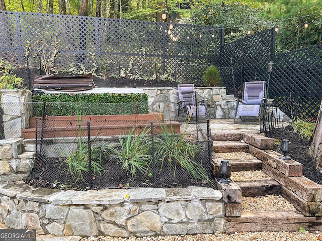 view of yard with a jacuzzi