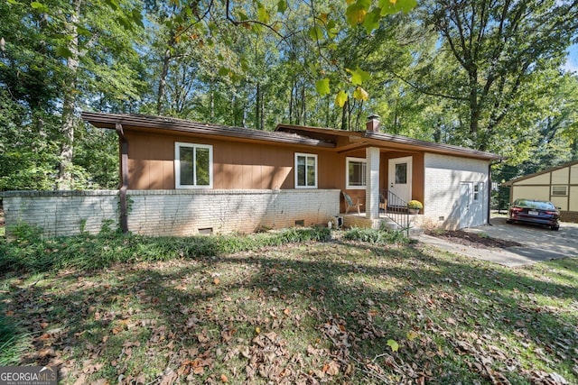 view of front of house featuring a front lawn