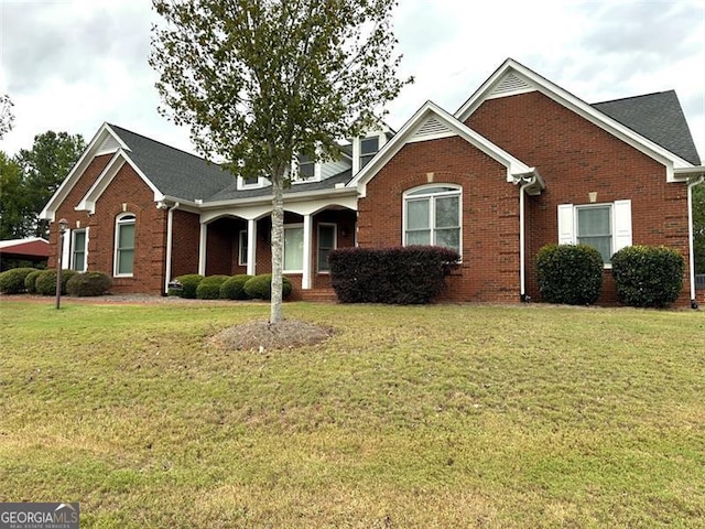 view of front facade featuring a front lawn