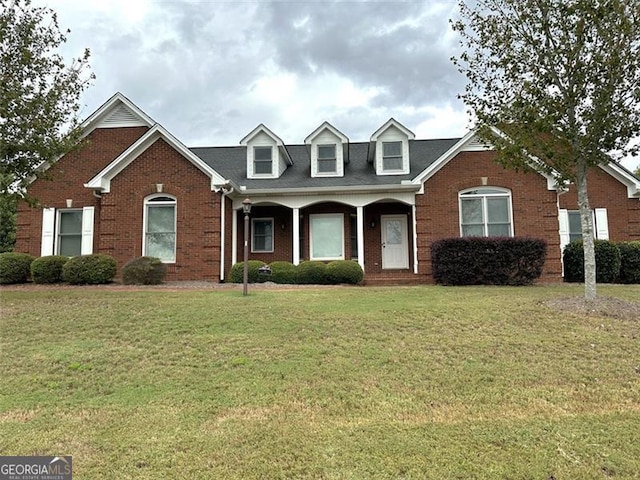 view of front facade featuring a front yard