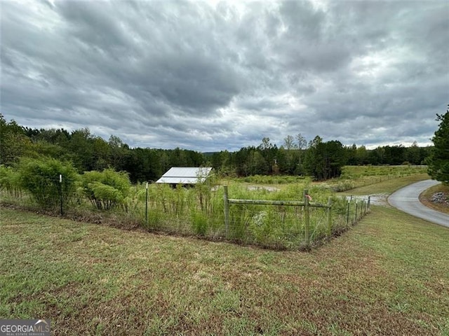 view of yard featuring a rural view